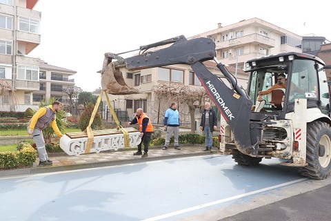 Çiftlikköy Belediyesi’nden Bir İlk Daha :  3D Yazıcıyla Üretilen Banklar Sahilde Yerini Aldı